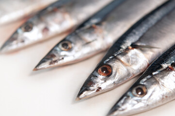 まな板の上に並べた秋刀魚 秋の味覚 クロースアップ 