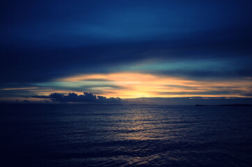 夕日と海