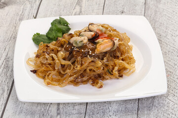 Wok noodle with mussels