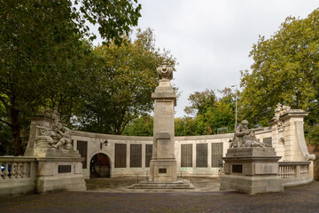 Fototapeta na wymiar The world war memorial in Portsmouth City centre
