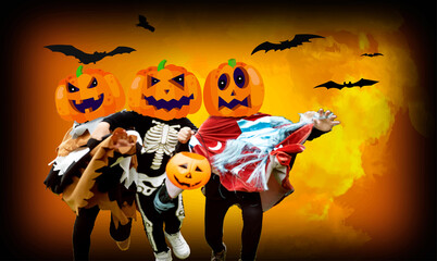 Niños disfrazados con calabaza de halloween sobre sus cabezas 2