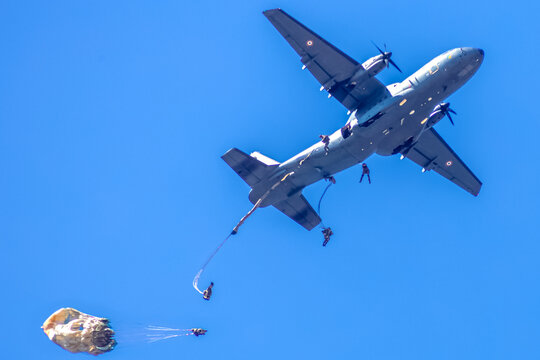 Largage de parachutistes militaires 
