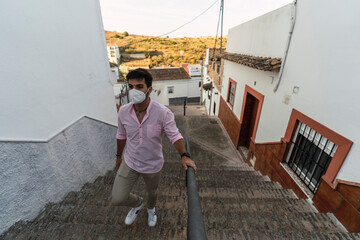 Chico joven con camisa blanca en pueblo andaluz