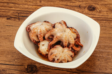 Grilled octopus in the bowl
