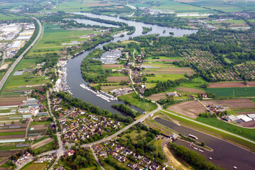 Dove Elbe von der Tatenberger Schleuse bis zur Regattastrecke. Öffnung der Dove Elbe um Tiede in den Fluss zu lassen.