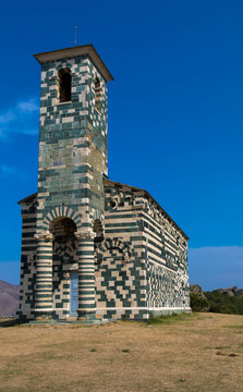Blick auf die ber&uuml;hmte Kirche San Michele de Murato, eine kleine Kapelle aus polychromen Steinen und typisch pisanischen romanischen Stil im Dorf Murato, Haut-Corse, Frankreich