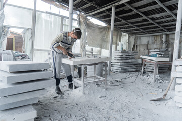 The master engraves the tombstone. Stone processing