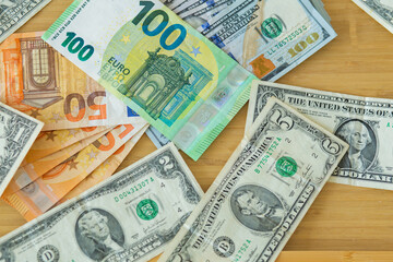Fototapeta na wymiar Dollar auf dem Tisch 100 Euro Wechsel 