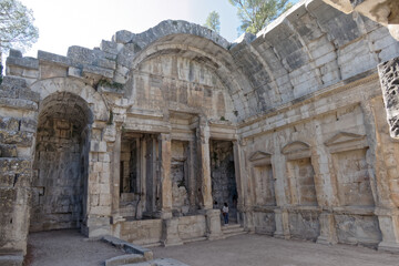Temple de Diane, Salle voûtée, niches et frontons, Nîmes - Gard - France.