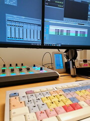 Schnittplatz mit Keyboard und Monitor