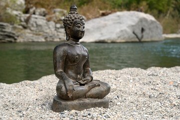 Fototapeta na wymiar Khmer buddha in front of the river