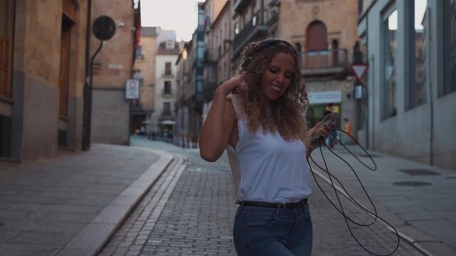 mujer bailando en la calle