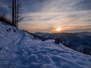 Zimowy zachód słońca w górach  - obrazy, fototapety, plakaty