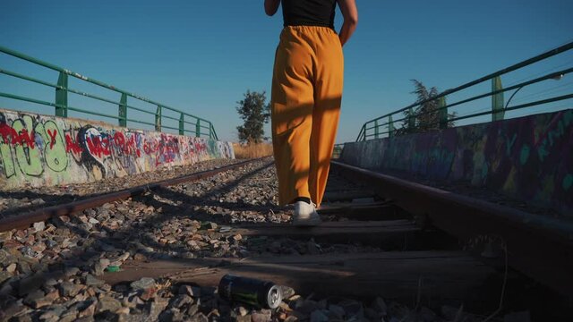 mujer caminandovia de tren