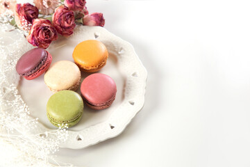 カラフルなマカロンとコピースペース