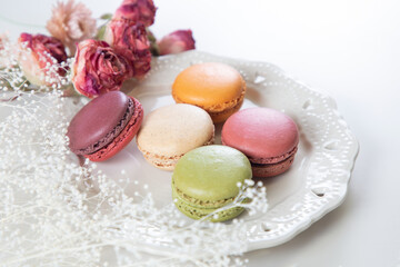 お皿に盛り付けられたたくさんのマカロン