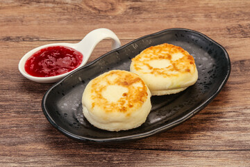 Cottage cheese pancakes with strawberry jam