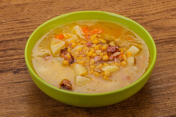 Pea soup with smoked ribs
