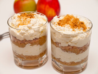 Tilslørte bondepiker - Norwegian dessert with apples and whipped cream