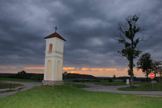 Polska - Mazury - Gietrzwałd. Kapliczka przydrożna.