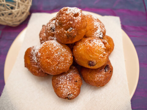 Fritole - Italian doughnuts with raisins