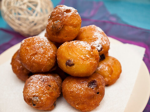 Fritole - Italian doughnuts with raisins