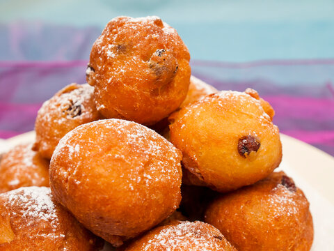 Fritole - Italian doughnuts with raisins