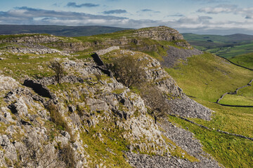 Fototapeta na wymiar Smearsett Scar is the highest point of a super little limestone ridge between Little Staniforth in Ribblesdale and Austwick at the foot of Crummackdale 
