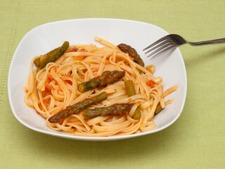 Pasta with asparagus and tomato sauce