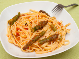 Pasta with asparagus and tomato sauce