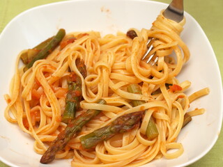 Pasta with asparagus and tomato sauce