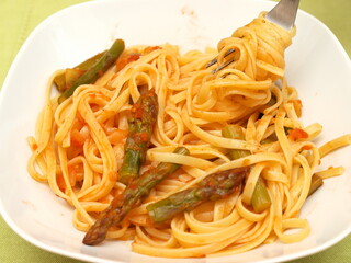 Pasta with asparagus and tomato sauce