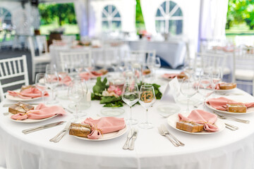 Luxury wedding table decoration in pink and white. Special event table set up. Fresh flower decoration.