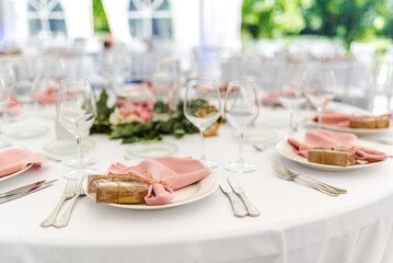 Luxury wedding table decoration in pink and white. Special event table set up. Fresh flower decoration.
