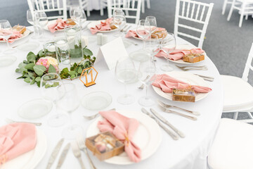Luxury wedding table decoration in pink and white. Special event table set up. Fresh flower decoration.