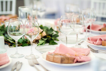 Luxury wedding table decoration in pink and white. Special event table set up. Fresh flower decoration.