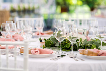 Luxury wedding table decoration in pink and white. Special event table set up. Fresh flower decoration.