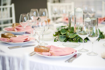 Luxury wedding table decoration in pink and white. Special event table set up. Fresh flower decoration.