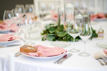 Luxury wedding table decoration in pink and white. Special event table set up. Fresh flower decoration.