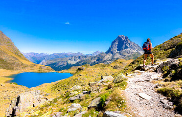 Joven mujer haciendo senderismo por los Pirineos.
Young woman hiking in the Pyrenees
