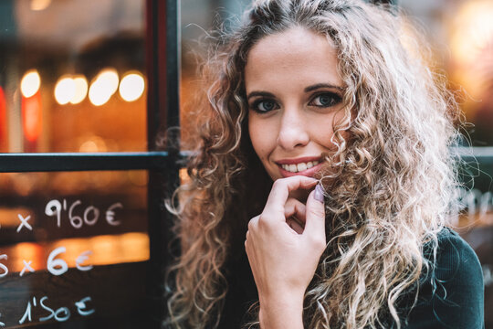 mujer calle sonrisa