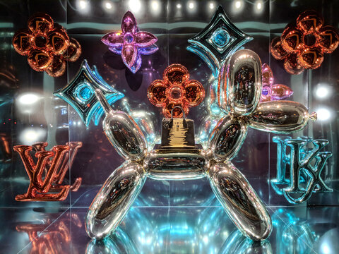 Balloon dog Louis Vuitton x Jeff Koons - The Masters collection window Display