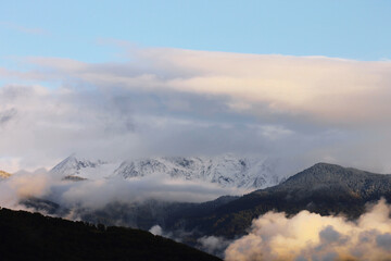 Fototapeta na wymiar Vue sur le massif de Belledonne enneigé dans les Alpes françaises vers Grenoble