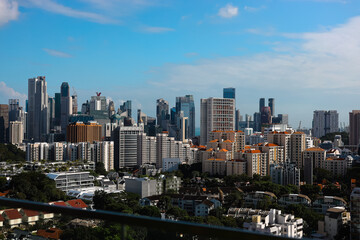 Obraz premium Skyline of Singapore with pool in foreground