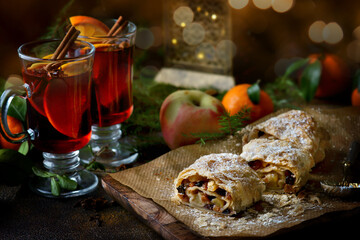 Fototapeta na wymiar festive Apple strudel with mulled wine
