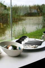 Buffet junto al r&iacute;o