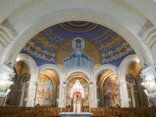 Fototapeta na wymiar particolare dell’interno della basilica di Nostra Signora del Rosario è una chiesa di Lourdes