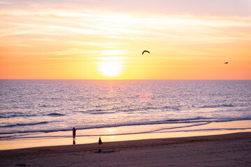 Pareja mirando el atardecer en la playa de Costa Ballena, ubicada entre Rota y Chipiona, provincia...