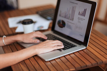 Obraz na płótnie Canvas close up. businesswoman using a laptop to work with financial data .
