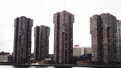 Fototapeta na wymiar Vista de edificios del Bronx durante paseo en bote desde el río en Nueva York